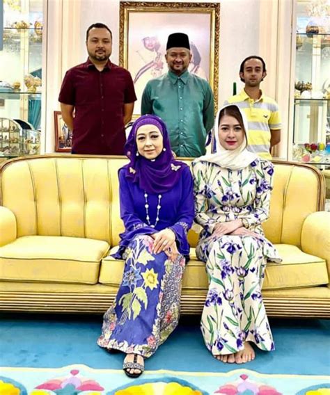Datuk paduka kaiser gurmeet bisnes apa : Kongsi Pertemuan Dengan Raja Puan Besar Perak, Penampilan ...