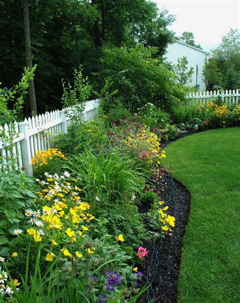 Marvelous 70 Backyard Privacy Fence Landscaping Ideas On A Budget