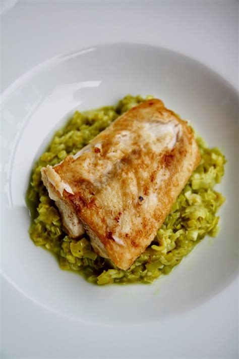 Ingredienti per 4 persone 400 gr filetti di pesce persico 150 gr carote 200 gr cipolle 1 mazzetto prezzemolo 1 mazzetto dragoncello 1 foglia alloro 10 cl olio di sesamo 1/2 bicchiere vino bianco 10 cl aceto di vino 2. Filetto di pesce persico con porri al curry