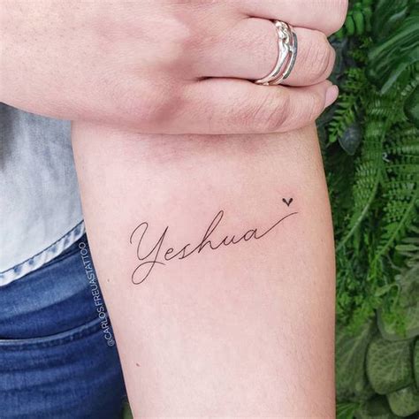 Tatuajes De Nombres Pequeños Para Mujeres Y Recordar A Ese Ser Amado