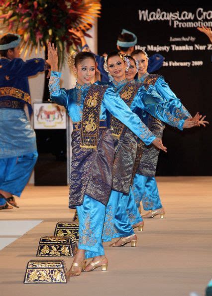 joget melayu a malay folk dance cultural dance traditional dance traditional outfits