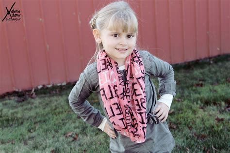 6 Year Old Girl Pose On Indiana Farm Photoshoot Farm Photoshoot Girl