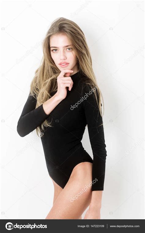 Sexi siyah elbise uzun saçlı çok seksi kız Stok fotoğrafçılık