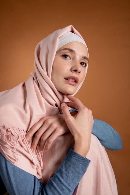 Schöne Frau Mit Hijab Mittlerer Aufnahme Kostenlose Foto