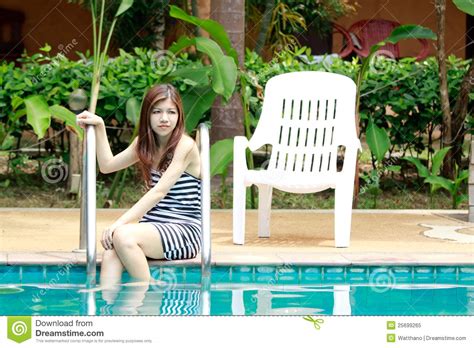 Het Aziatische Vrouw Ontspannen Naast Het Zwembad Stock Afbeelding Image Of Gemengd Dame