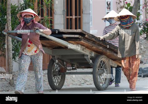 3 Women Pushingpulling A Truck In Hoi An Vietnam Stock Photo Alamy