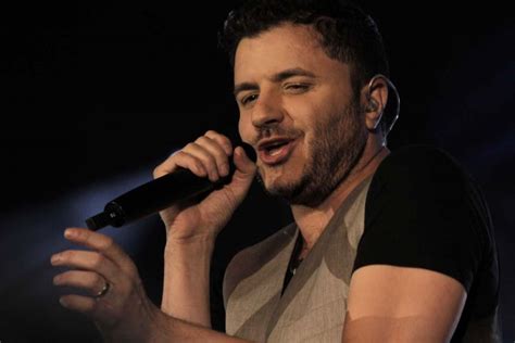 Mauricio manieri é canttor, compositor, produtor e pianista brasileiro que faz uma musica universal misturando elementos do pop, mpb, e r&b. Maurício Manieri - BOL Fotos