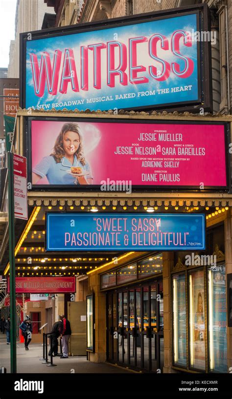 Kellnerin Broadway Theatre Marquee Nyc Stockfotografie Alamy