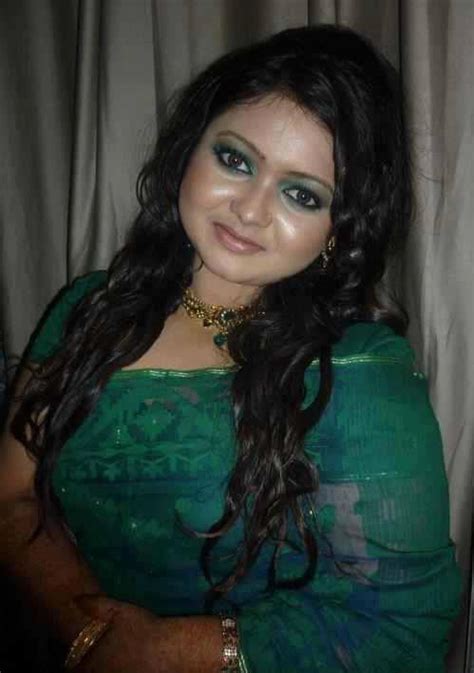 Housewife Photo South Indian Hot Housewife Sexy Cleavage And Boobs Photo