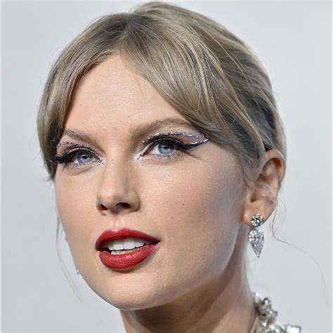 Taylor Swifts Crystal Cat Eye Perfectly Matched Her Chandelier Dress