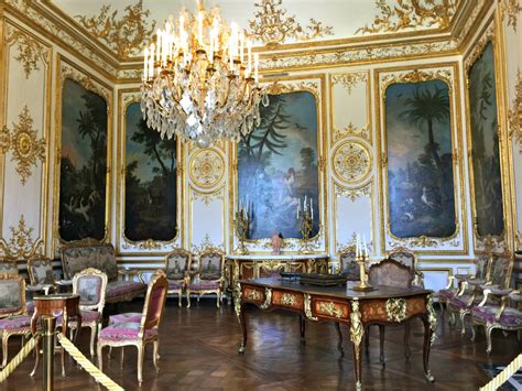 Interior Chateau De Chantilly Une Femme Dun Certain âge