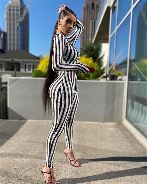 marissa da nae 🤍 miss neon on instagram “come grab it papí 😏” fashion striped new girl
