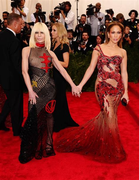 Jennifer Lopez Sfila Con Donatella Versace AllSongs