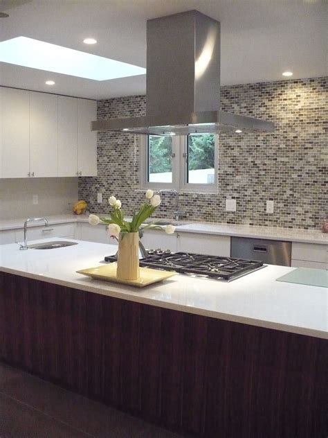 Check spelling or type a new query. Contemporary kitchen - centralised cook top on island ...