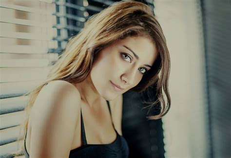 Masa St Hazal Kaya Esmer Kad Nlar Aktris Turkish Actress T Rk