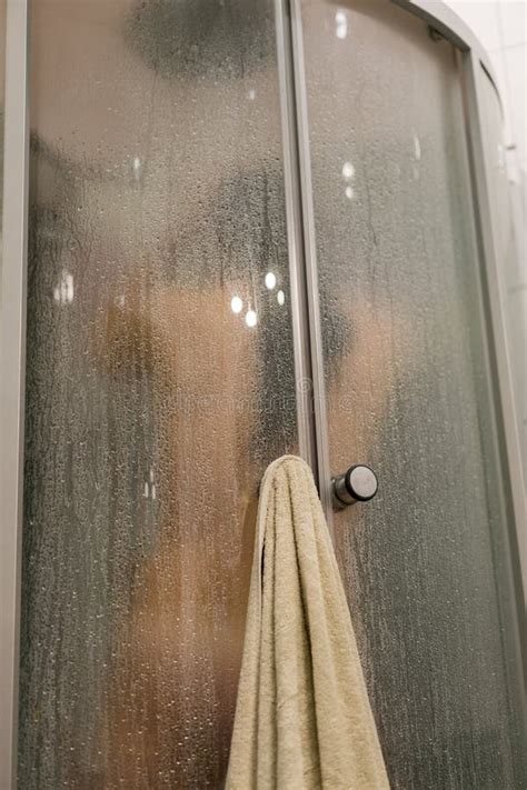 Belle Femme Dans La Douche Derri re Le Verre Avec Des Baisses Femme Dans La Douche Derrière Le