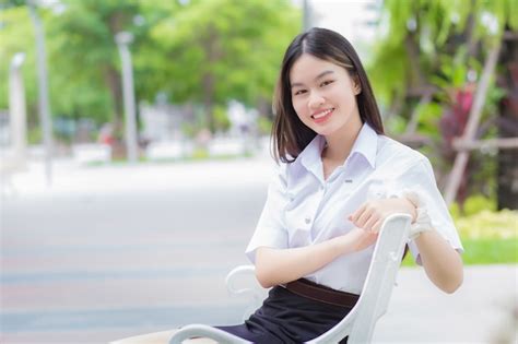 Estudiante Tailand S Adulto En Uniforme De Estudiante Universitario Hermosa Chica Asi Tica
