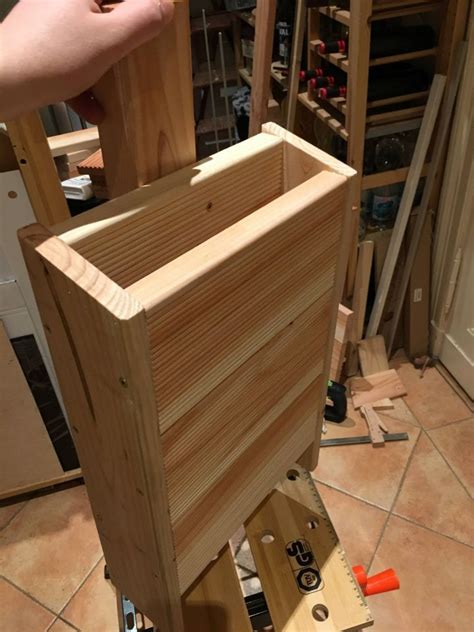 In den nächsten tagen sollten sie das fenster bereits ab dem nachmittag geschlossen halten, damit die fledermaus nicht den weg zurück in ihr haus findet. Fledermauskasten aus Terrassendielen | Fledermauskasten ...