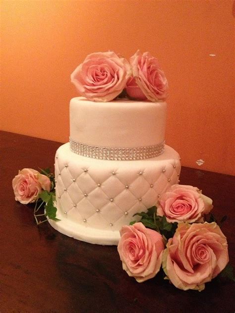 How To Decorate A Two Layer Wedding Cake With Flowers