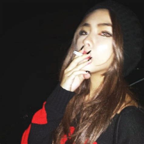 Korean Icons Tumblr タバコを吸う女の子 喫煙女性 タバコを吸う女子