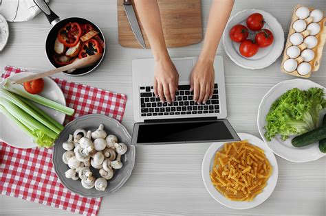 The 4 Best Cooking Blogs To Help You Survive College