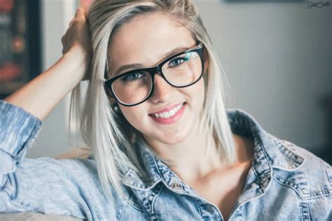 Bakrunner Ansikt Modell Portrett Blond Kvinner Med Briller Solbriller Blå øyne Brunette
