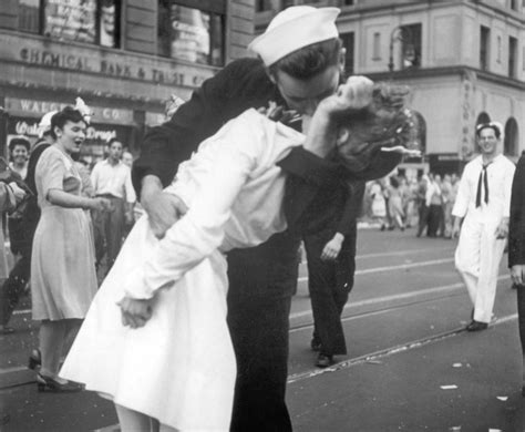 Woman Kissed By Sailor In Iconic Second World War Victory Photo Died