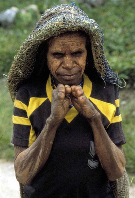 रिश्तेदार की मौत पर काट दी जाती हैं घर की महिलाओं की उंगलियां dani tribe tradition of women