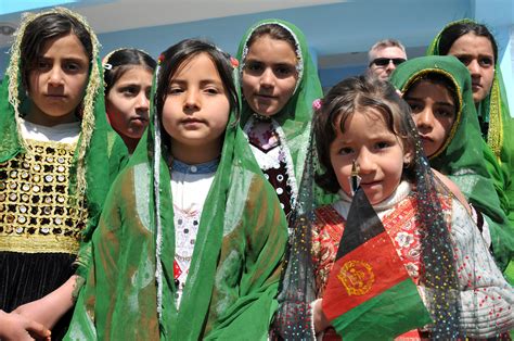 Aile onuru ve ailenin toplumdaki saygısı her şeyin önündedir. More Afghan Children | Public Intelligence