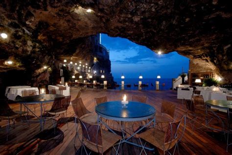 Das Wunderbare Restaurant In Einer Apulischen Höhle Gebaut