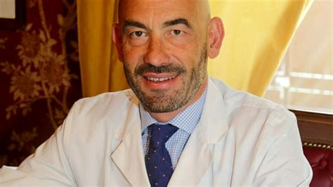 Dunque ha raccontato anche il suo passato da arbitro. Feste chiusi in casa? Per Bassetti «serve a nulla»