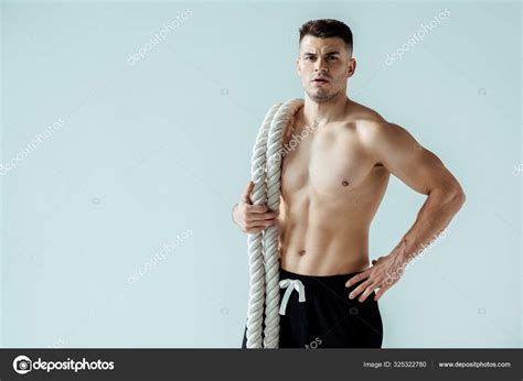 Sexy Musculoso Culturista Con Torso Desnudo Posando Con Cuerda Batalla