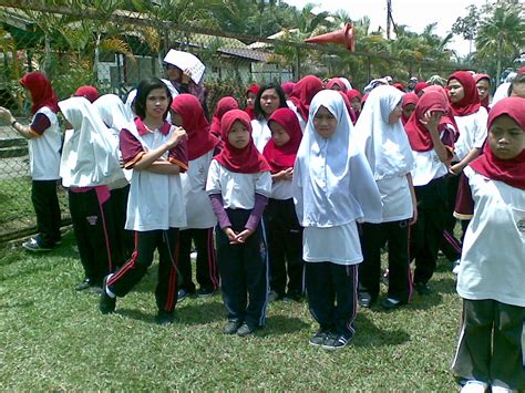  3.3 tempat berkumpul  tempat untuk berkumpul hendaklah ditentukan terlebih dahulu , sebaikbaiknya di tempat yang lapang atau di dalam bangunan yang ada perlindungan jika tempat lapang tiada. Sekolah Rendah Bendahara Sakam Bunut, Brunei III: Latihan ...