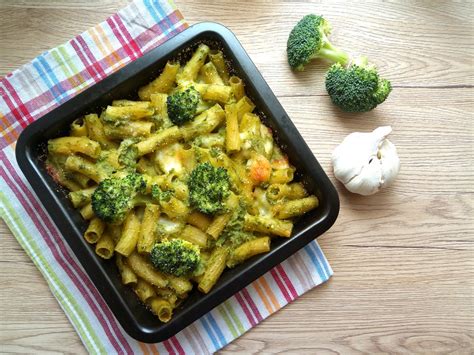Gustosa e ricca, questa ricetta piacerà davvero a tutti! Pasta al forno con broccoli e scamorza | Cucinoconpoco.it
