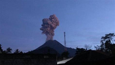 breaking news gunung merapi meletus semburkan abu vulkanik tebal tribun travel