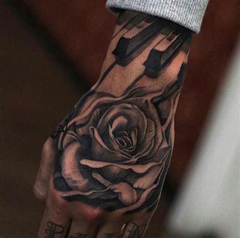 Some guys opt for a very small and simple tattoo on the hand, like a crown, rose, or cross. Pin de R1 en Tattoos | Tatuajes en la mano, Tatuaje de rosa en la mano, Tatuaje de la mano