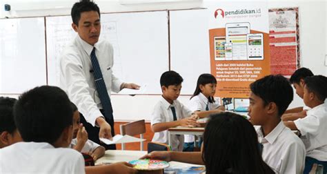 Kalimat ekuatif nominal, frasa nominal yang pertama itu subjek, sedangkan yang kedua predikat. Bahasa Indonesia : Kalimat Majemuk dan Contoh Soal - Wkwkpedia