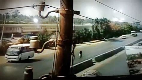 كشف رئيس الوزارء المصري مصطفي مدبولي تفاصيل جديدة بسأن حادث قطار سوهاج مؤكدا إن الرئيس السيسي أمر بتعبئة كل الطاقات لمتابعة تداعيات الحادث. خاص الوطن..أول فيديو يسجل لحظة وقوع حادث قطار بنها - YouTube