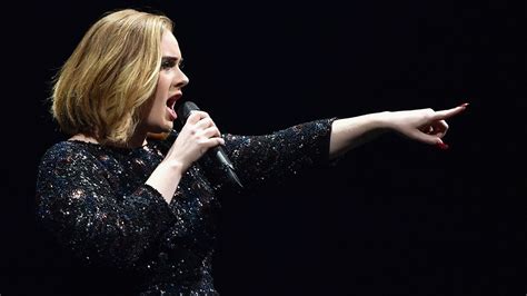 Adele Sings Dancing On My Own Along With The Crowd At Robyn Concert