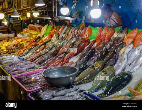 Manila Philippines Apr 13 2017 Vendors At Fish Market Of Seaside