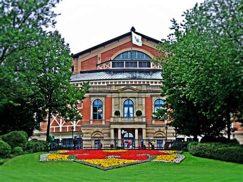 Oksana lyniv in front of the festspielhaus. Bayreuther Festspiele 2017 eröffnet Foto & Bild ...