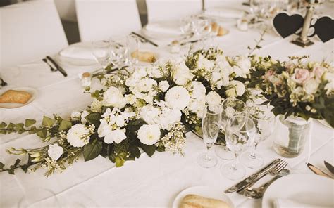 De jolis bouquets de fleurs font généralement office de centre de table mariage, vous pourrez choisir par exemple des fleurs colorées et gaies qui donneront un aspect lumineux à votre décoration. Un mariage à la décoration délicate - fleuriste-bordeaux