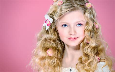 Nettes Blondes Mädchen Lockiges Haar Blaue Augen Lächeln 2560x1600 Hd Hintergrundbilder Hd Bild