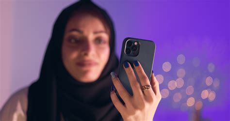 سيدة عربية تقوم بجلسة تصوير في المنزل ، إستخدام الهاتف المحمول، العمل عن بعد، التسويق الالكتروني