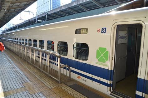 新幹線のグリーン車はたしかに素晴らしい空間だった。 しかし、私には少々贅沢が過ぎるサービスだ。 よって次に乗るのはおそらく 死期が迫った時 ではないかと思われるが、それ即ち、あのおしぼりとの今生の別れを意味する。 Travel with D5100: 東海道新幹線 グリーン車