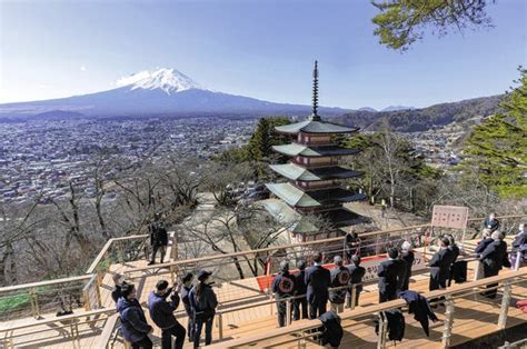 富士山と五重塔が眺められる 絶景 、展望デッキの広さが5倍に3時間待ち解消か 読売新聞