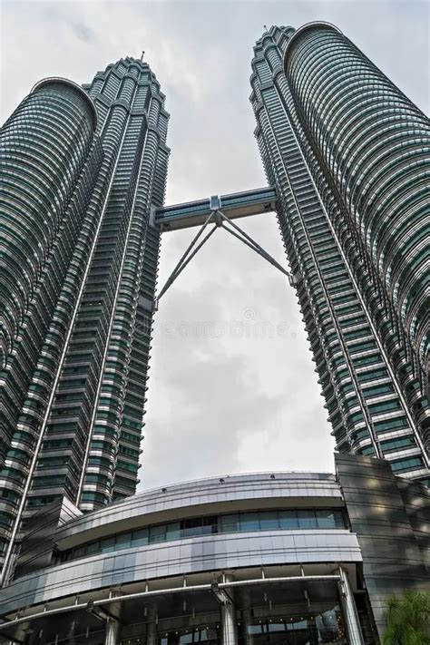 Lukisan Menara Klcc Menara Kuala Lumpur Wikipedia Bahasa Melayu