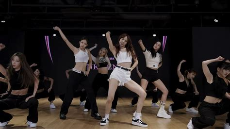 blackpink members look amazing in pink venom dance practice video allkpop
