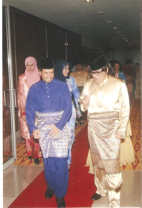 Bekas ketua polis negara, tan sri mohamad fuzi harun meletak jawatan sebagai pengerusi bebas dan bukan eksekutif inix syed mohd yusof ketika ini memegang jawatan sebagai pengarah bukan eksekutif dan bukan bebas titijaya land bhd. Country Cottage Arts: The Wedding Photographs of Sharifah ...