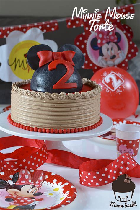 Zuerst die kleinen kuchen mit ganache füllen, stapeln und kühl stellen. Minnie Mouse Torte ... schlicht und einfach nachzubacken ...